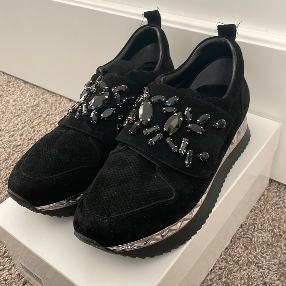 Very fashionable shoes with stones and never worn